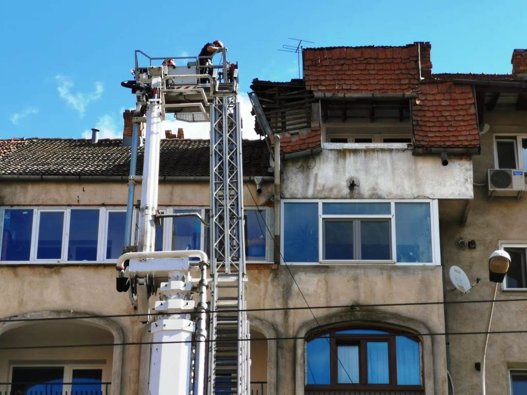 Atenție-cad-țigle-Intervenție-a-pompierilor-FOTO-VIDEO-2