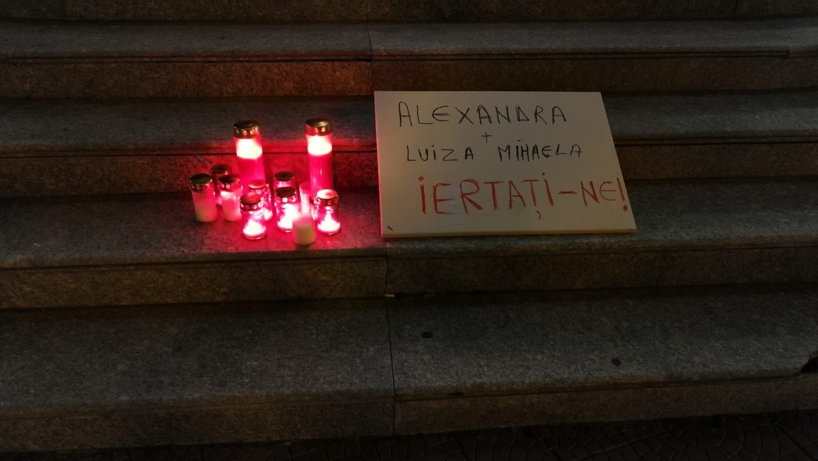 Lumânări-aprinse-la-Piatra-Neamț-pentru-fetele-ucise-în-Caracal-4