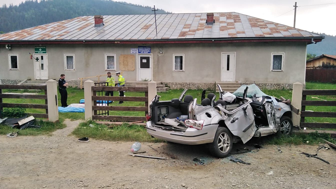 Primele-imagini-de-la-groaznicul-accident-soldat-cu-decesul-a-4-tineri-din-Neamț-FOTO-7