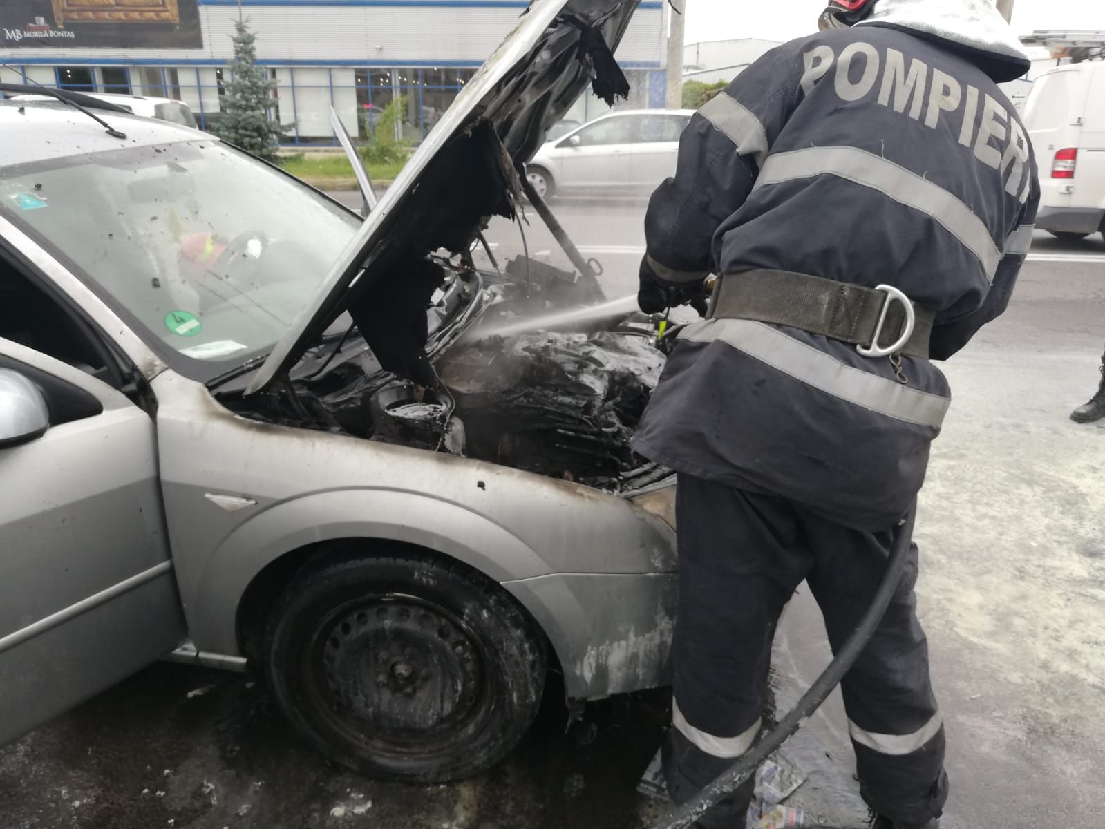 Incendiu-la-o-mașină-în-care-se-aflau-o-femeie-și-doi-copii-FOTO-2
