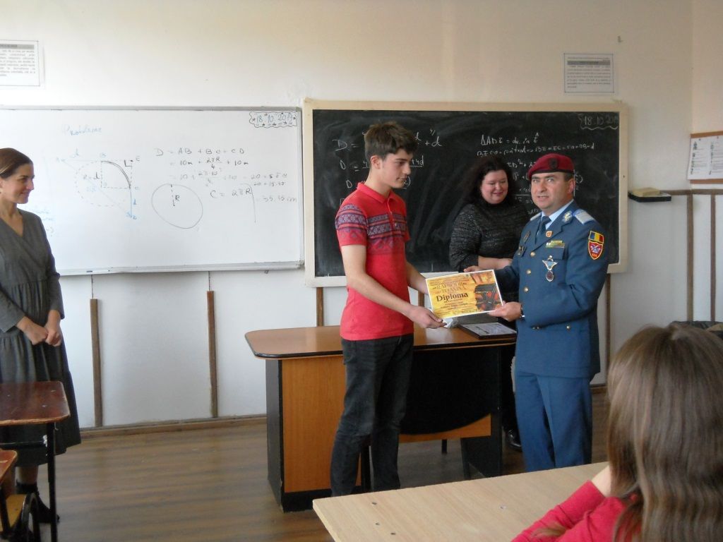 Elevi premiați de militari (FOTO) (2)
