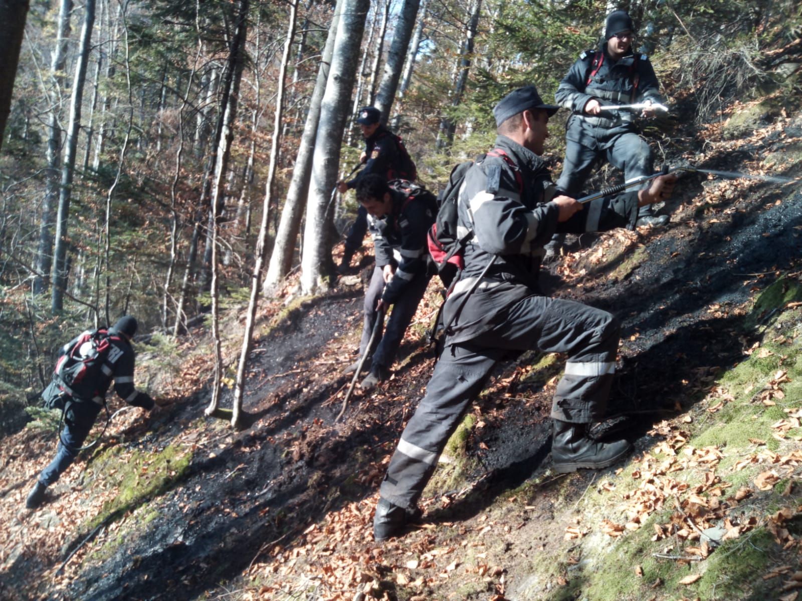 O țigară le-a dat bătăi de cap pompierii nemțeni trei zile 4