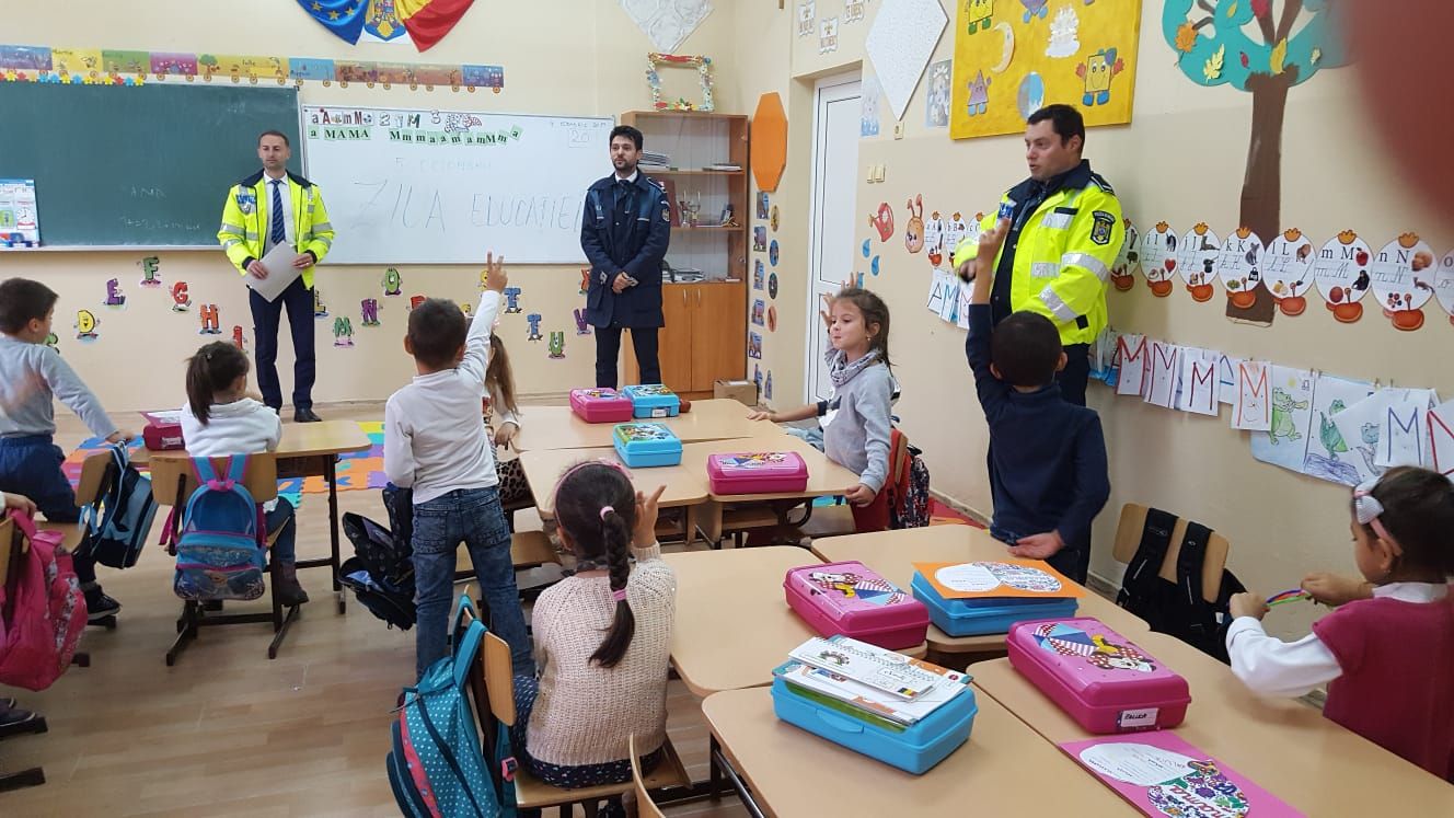 Ziua-Mondială-a-Educației-marcată-de-polițiști-2-FOTO