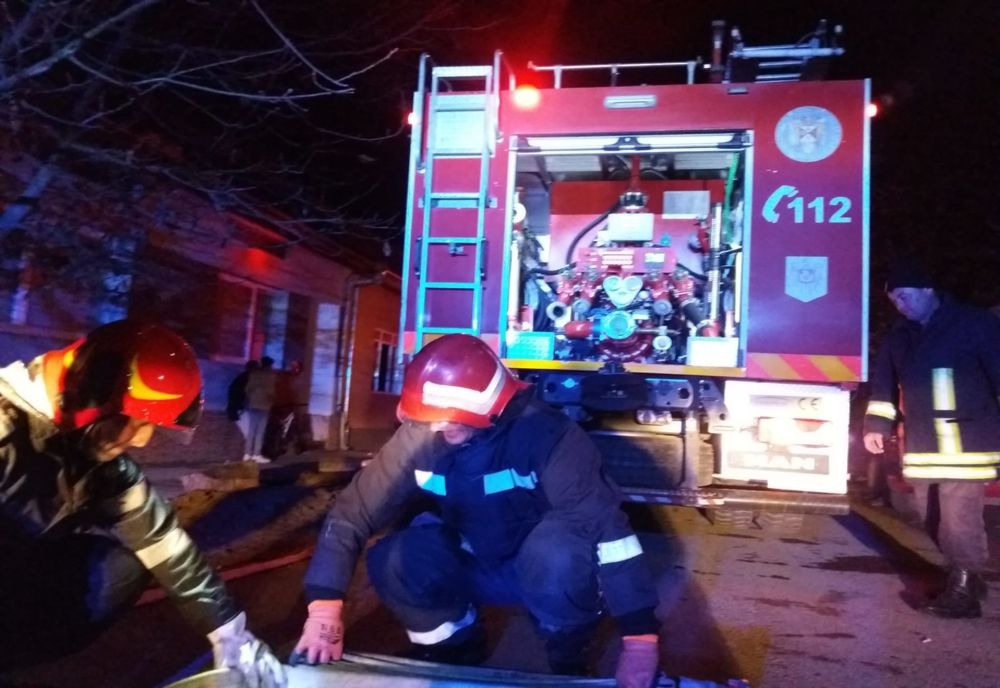 Un aparat electrocasnic defect a provocat un incendiu în comuna Războieni