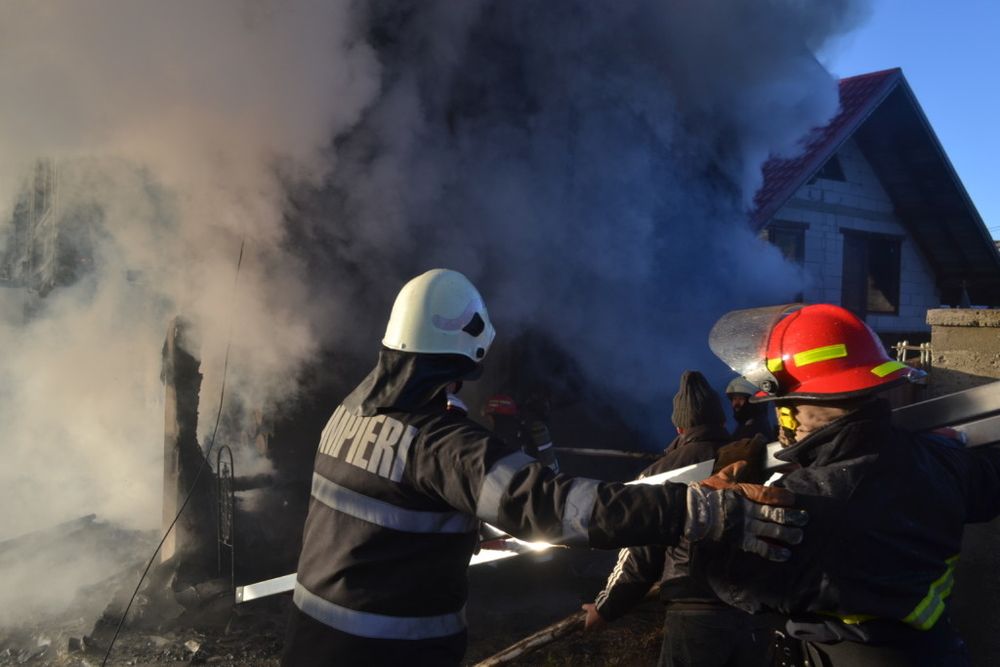 Două tone de furaje și un adăpost de animale făcute scrum