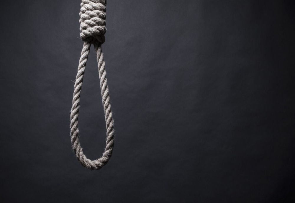 S-a îmbătat și a vrut să se spânzure. A fost scos din ștreang de familie