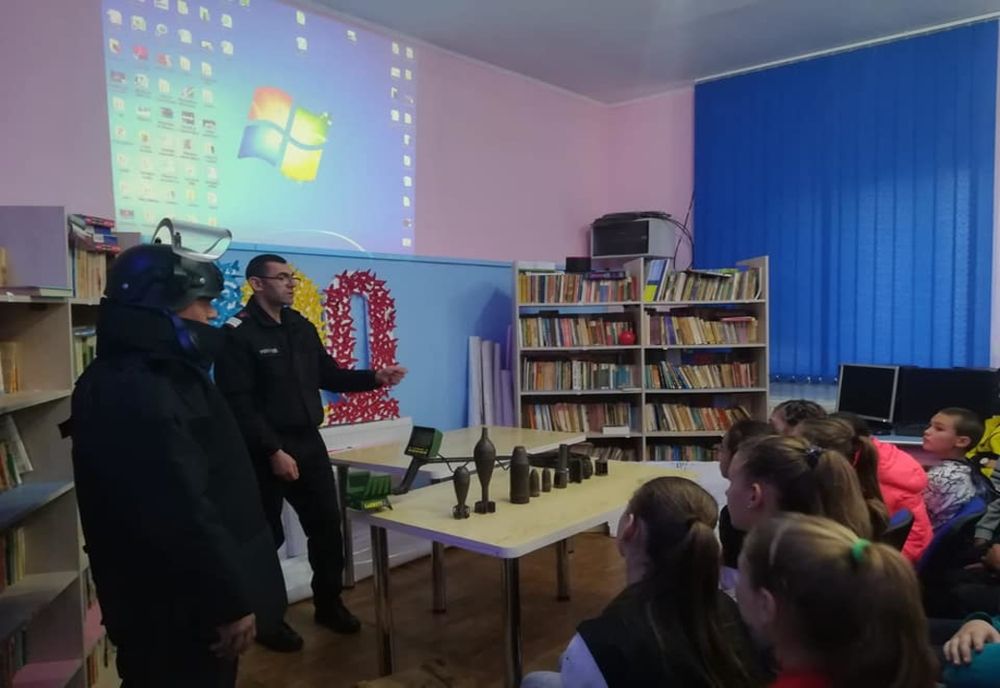 Elevii din școlile nemțene s-au întâlnit cu pirotehniștii Inspectoratului pentru Situații de Urgență Petrodava