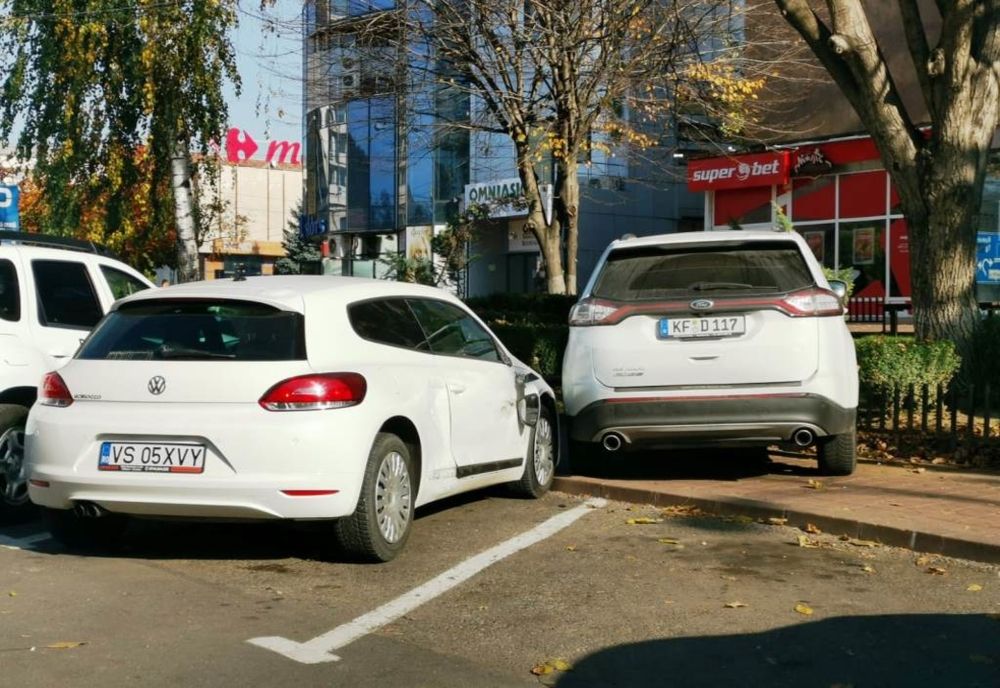 La un pas de o tragedie! Un șofer beat a ajuns cu mașina pe trotuar (FOTO)