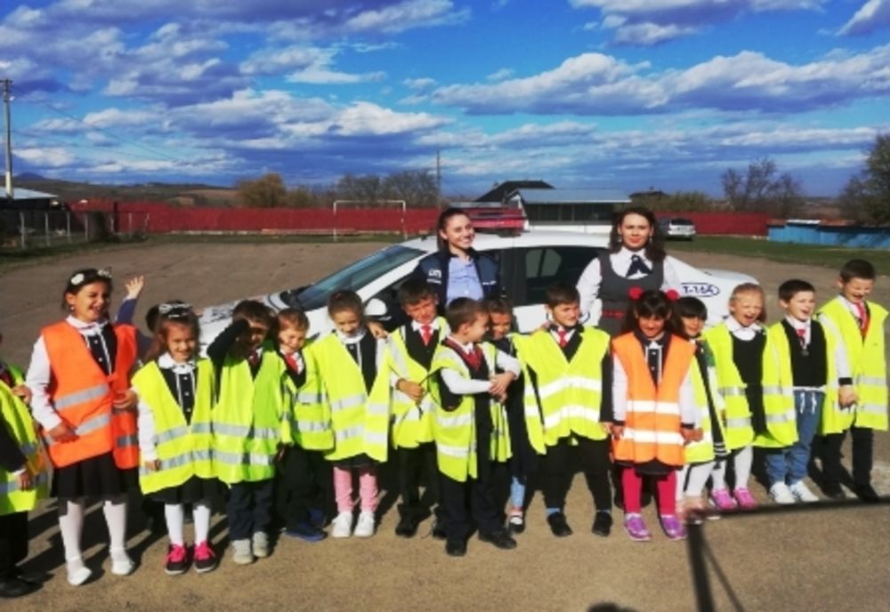 Polițiștii nemțeni, educație rutieră în școli (FOTO) 