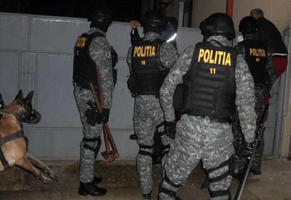 Flagrant și percheziții la traficanți de droguri