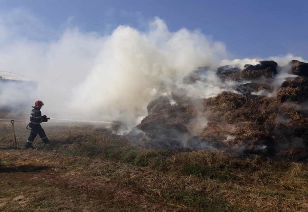 Incendiu pus intenționat la o grămadă de baloți de paie