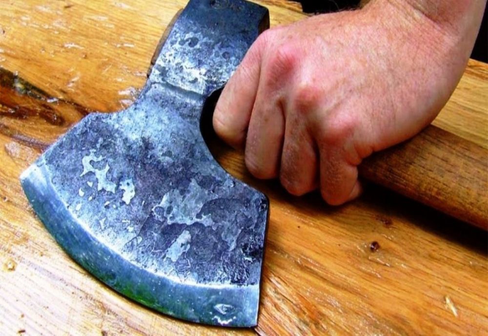 Un an și jumătate după gratii. Bărbatul a lovit un alt bărbat cu o secure în zona capului