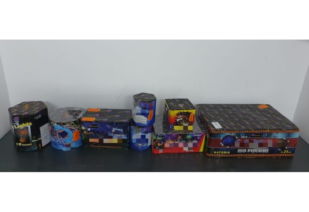 Petarde și artificii ilegale, confiscate de polițiști