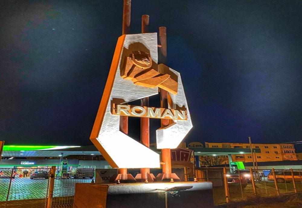 În Roman, au fost montate totem-urile finanțate prin bugetare participativă