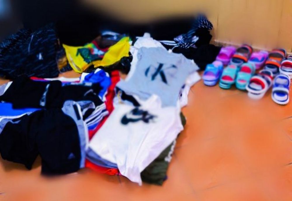Marfă contrafăcută, confiscată de polițiști