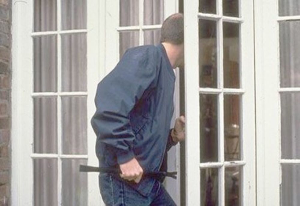  O femeie din Neamț a încuiat hoțul în casă și a chemat poliția