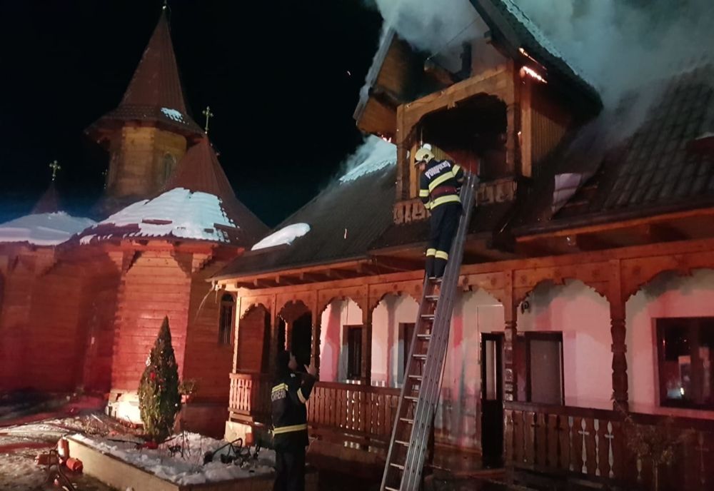 Incendiu, stins de pompieri la stăreția Mânăstirii Petru Vodă (FOTO)