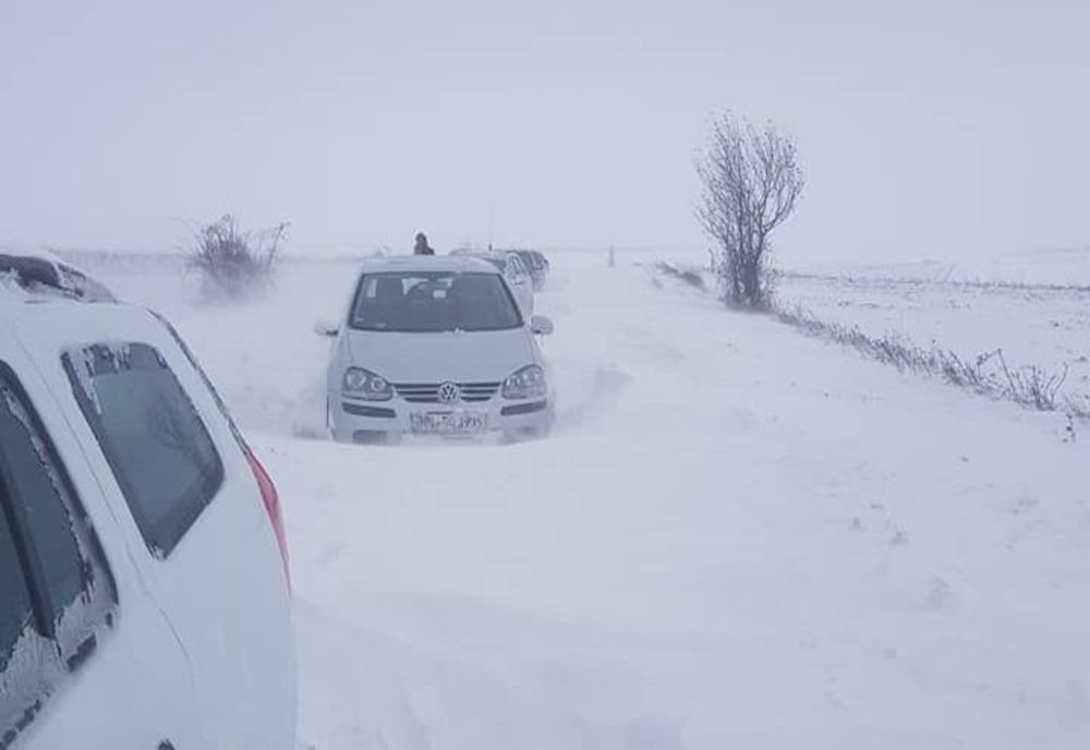 Cinci persoane au rămas blocate în trafic. Cele două drumuri județene blocate au fost deblocate