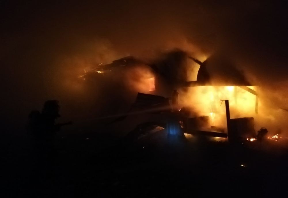 O instalație electrică improvizată i-a lăsat fără acoperiș deasupra capului în toiul iernii (FOTO)