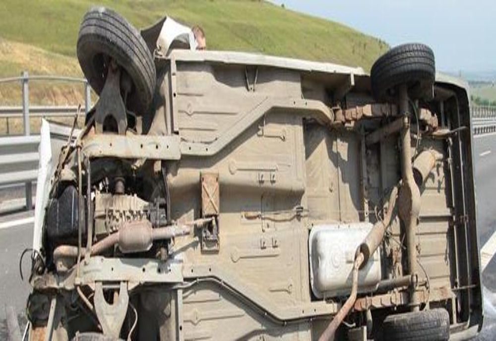 A încercat să evite un câine și s-a răsturnat cu mașina