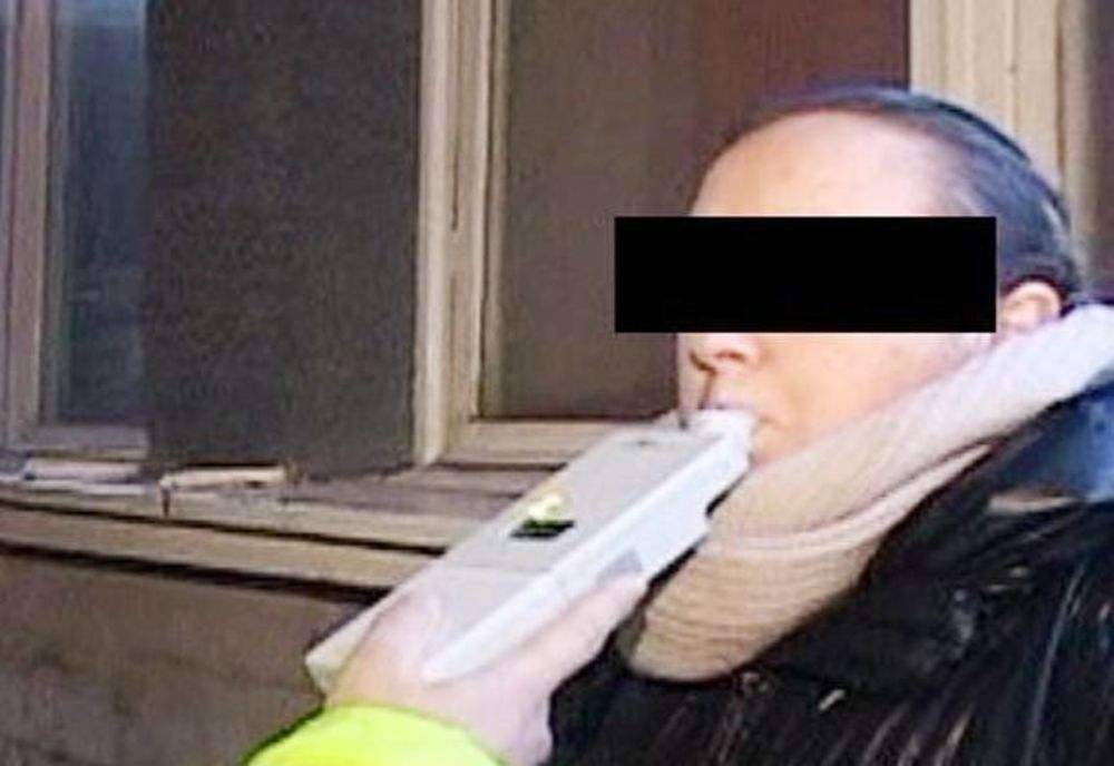 Femeie beată la volan. Un bărbat rănit, după ce mașina pe care o conducea s-a izbit de un cap de podeț