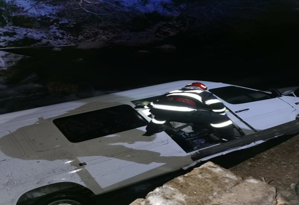 Microbuz răsturnat în pârâul Bicaz. Pasagerii și șoferul au scăpat nevătămați (FOTO)