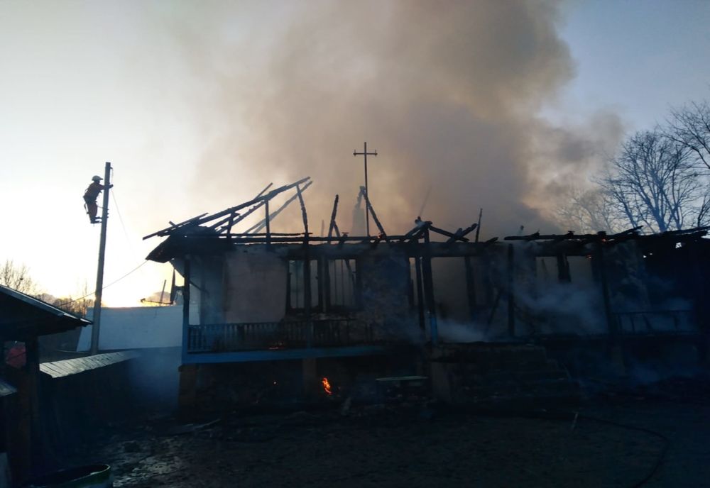 Un adolescent de 16 ani, mort într-un incendiu la Borlești (FOTO)