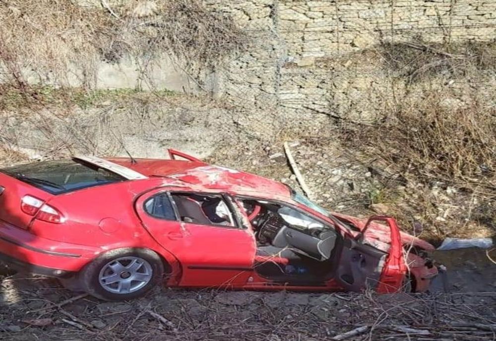 A ajuns cu mașina într-o râpă de trei metri (FOTO)