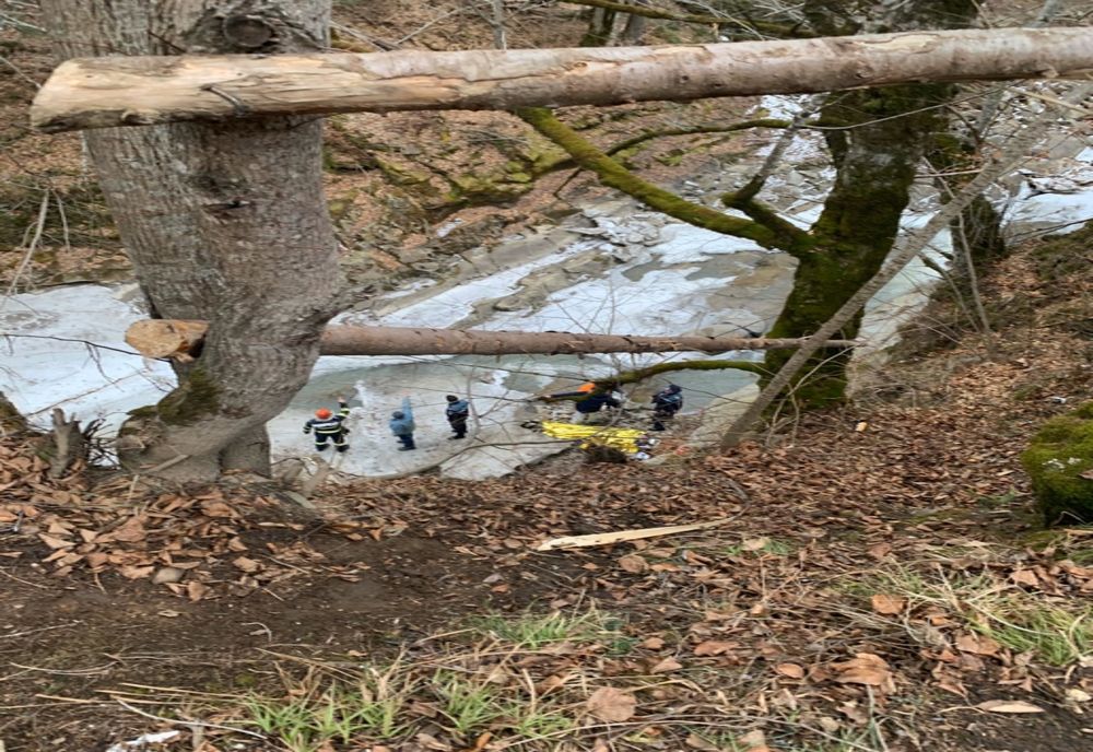 În stare de inconștiență după ce a căzut de la înălțime în albia râului Tarcău