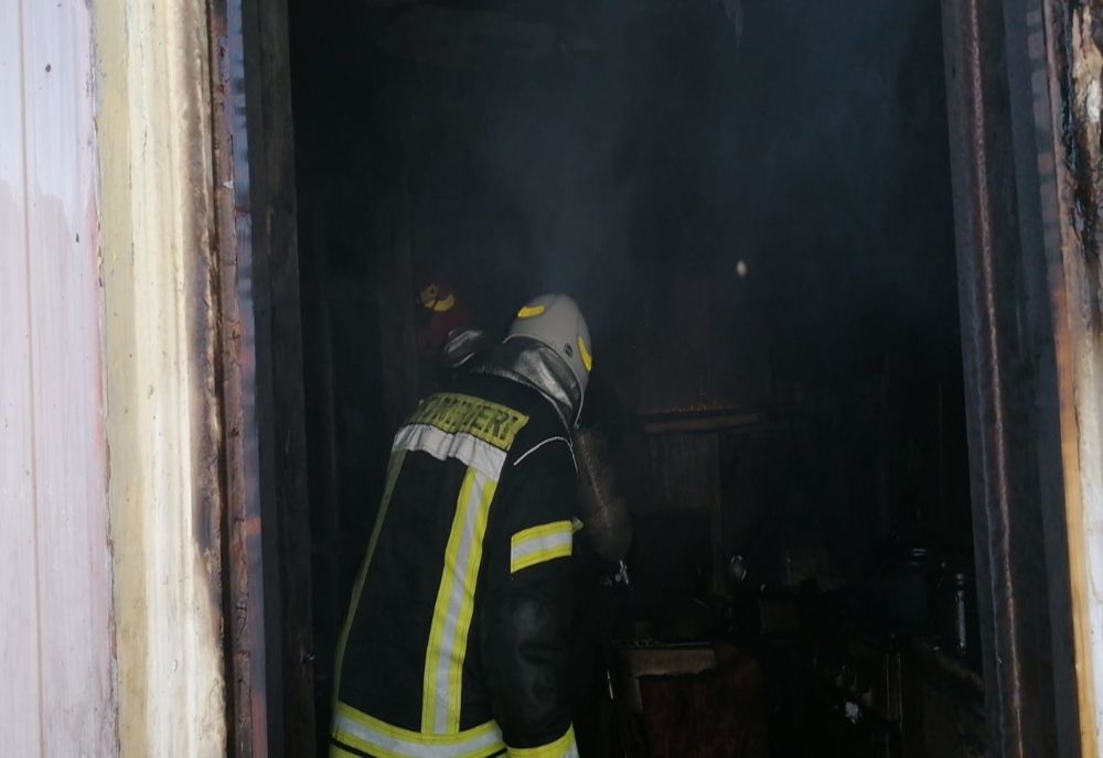 O bătrână și-a găsit sfârșitul într-un incendiu în Piatra-Neamț (FOTO)