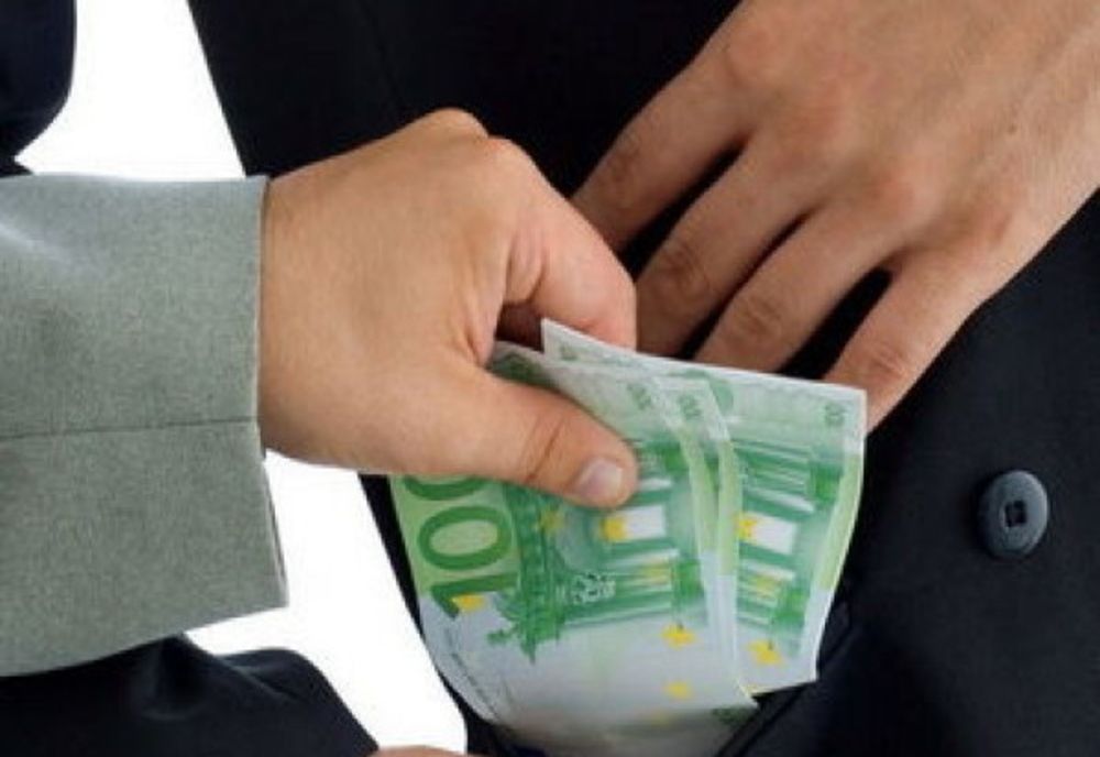 A încercat să mituiască un polițist și a fost prins în flagrant