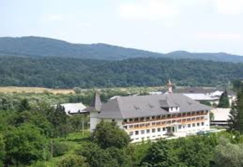 Preotul călugăr acuzat că a agresat sexual un tânăr, în carantină. Ancheta epidemiologică, în curs