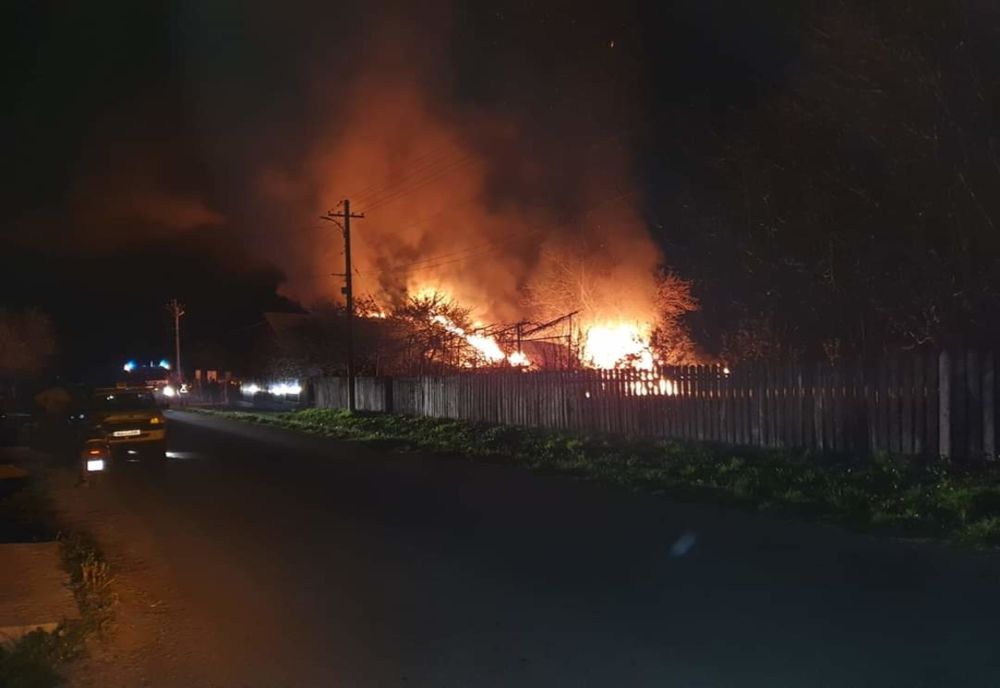 Incendiu puternic în Neamț. Proprietara a suferit atac de panică (FOTO)