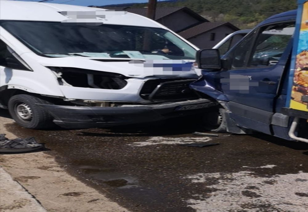 Coliziune frontală între două autoutilitare. Șoferii au ales să se înțeleagă pe cale amiabilă (FOTO)