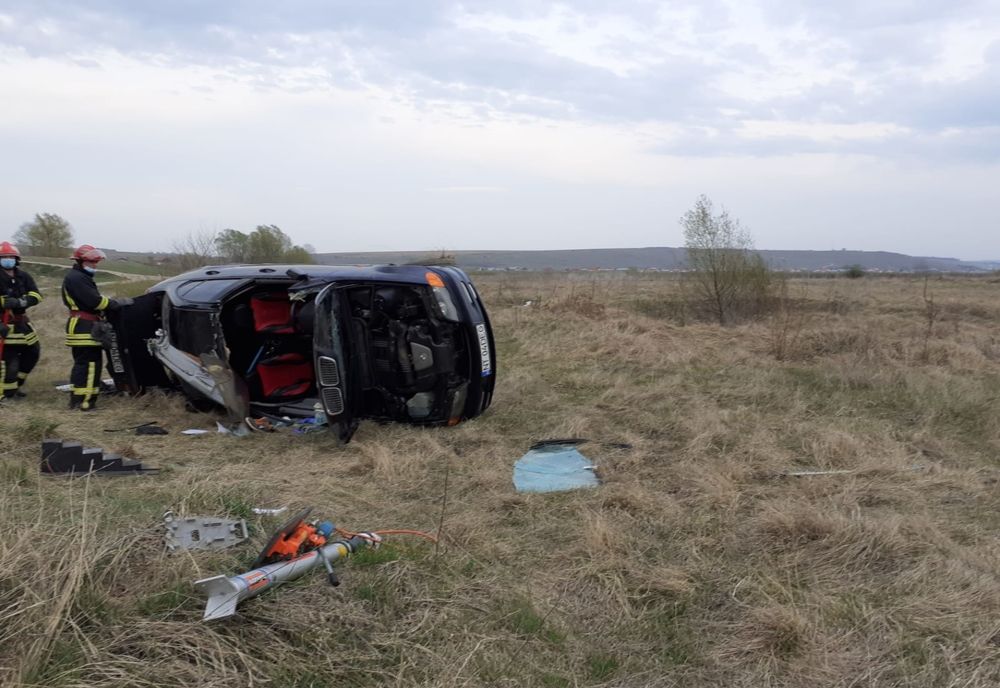 Accident în Doljești! Victimă scoasă de pompieri din mașina răsturnată (FOTO)