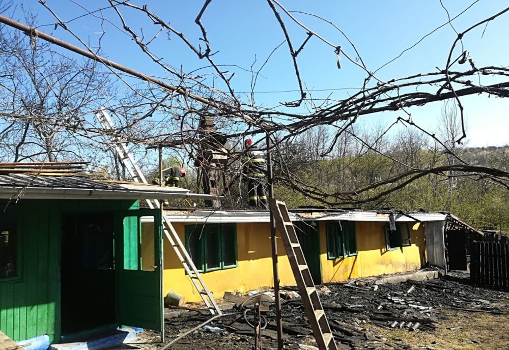 Incendiu de la un coș de fum. Proprietarii au suferit atac de panică (FOTO)