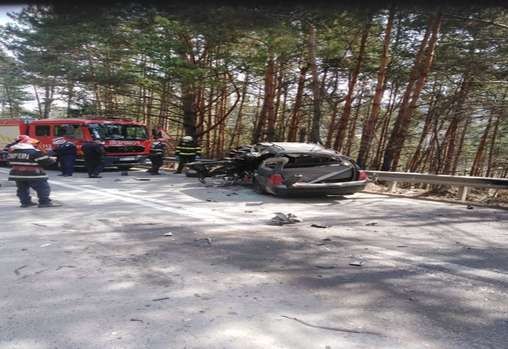 Accident cu victimă încarcerată în Poiana Teiului (FOTO)