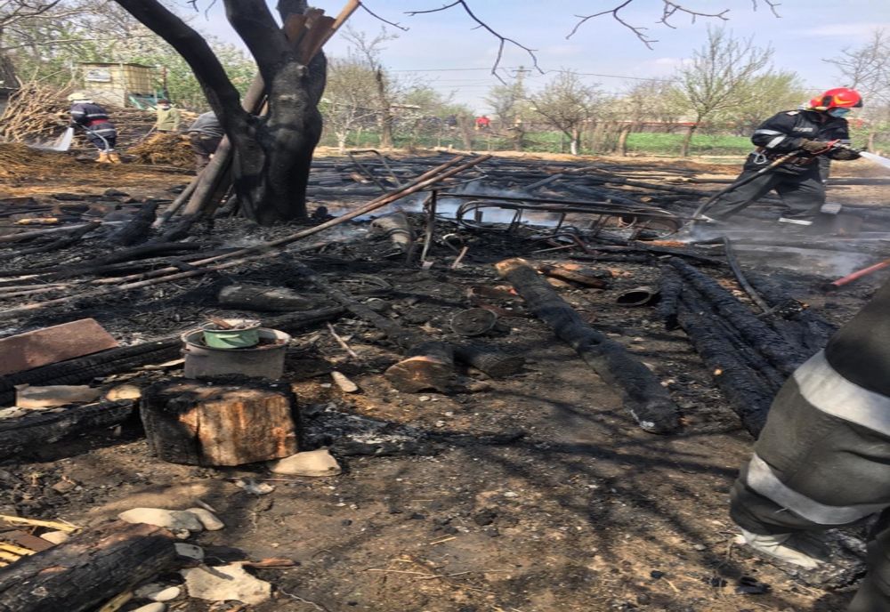 Anexă plină cu lemne, mistuită de flăcări și un tractor făcut scrum. Totul de la o scânteie (FOTO)