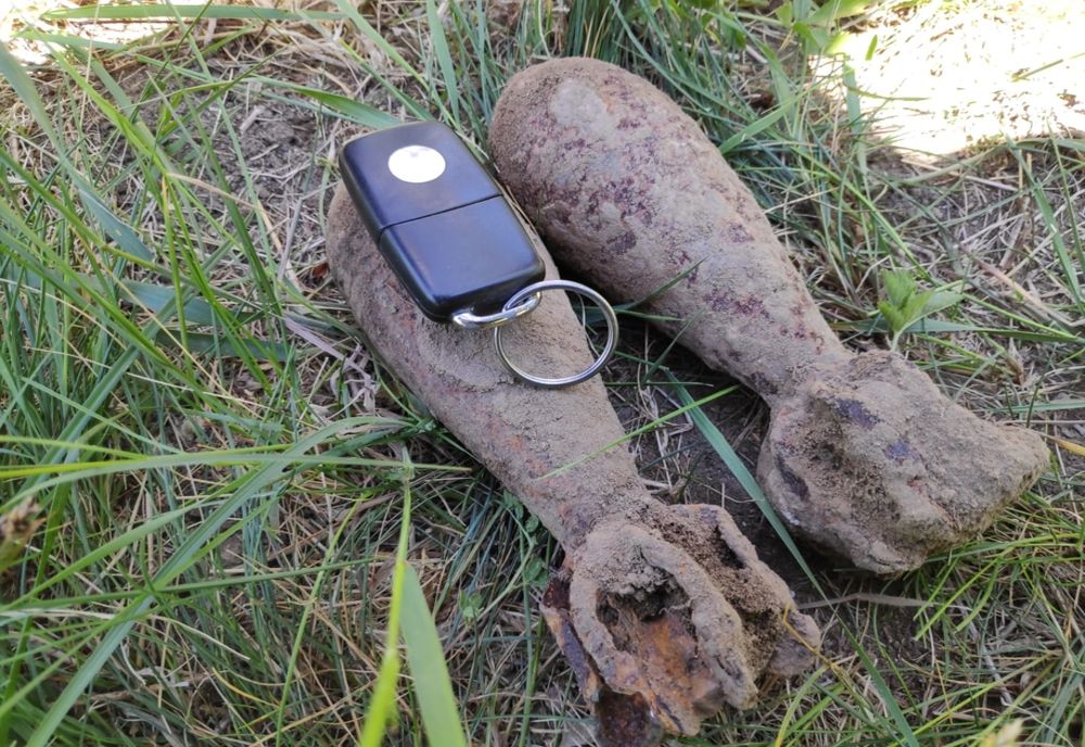 Două lovituri de aruncător, descoperite într-o gospodărie din Petricani