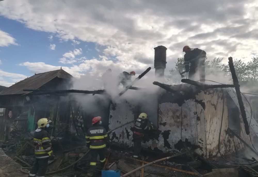 Locuință incendiată intenționat la Crăcăoani (FOTO)