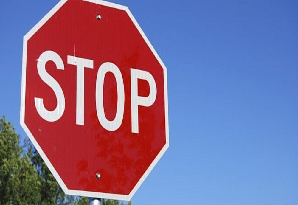 Bărbat rănit după ce un șofer nu a oprit la STOP