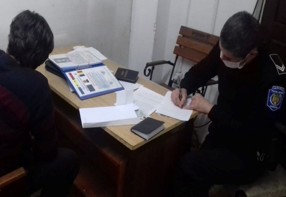 Șarlatan prins de polițiștii locali. Cerea bani în numele unei organizații umanitare