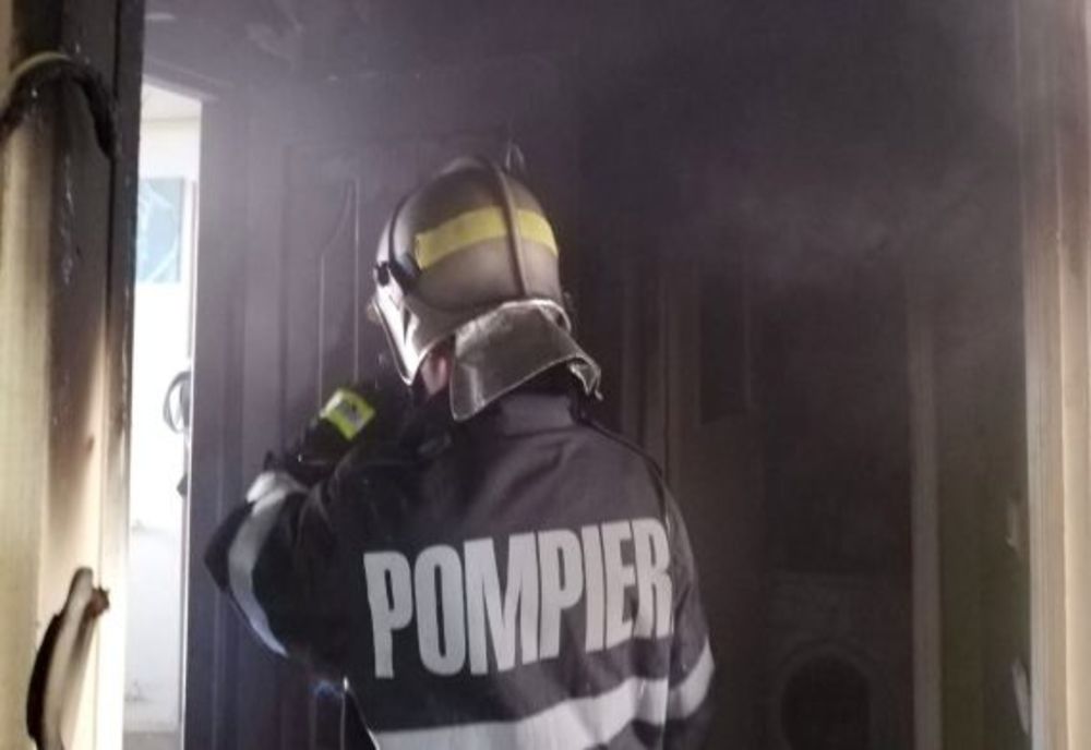 Incendiu la un apartament din Roman pornit de la o lumânare