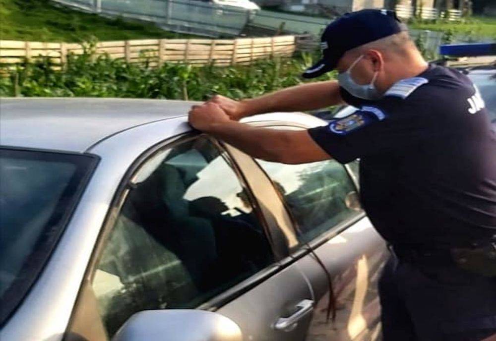 Un băiețel de 2 ani, blocat în mașină a fost scos în siguranță de jandarmii montani din Durău