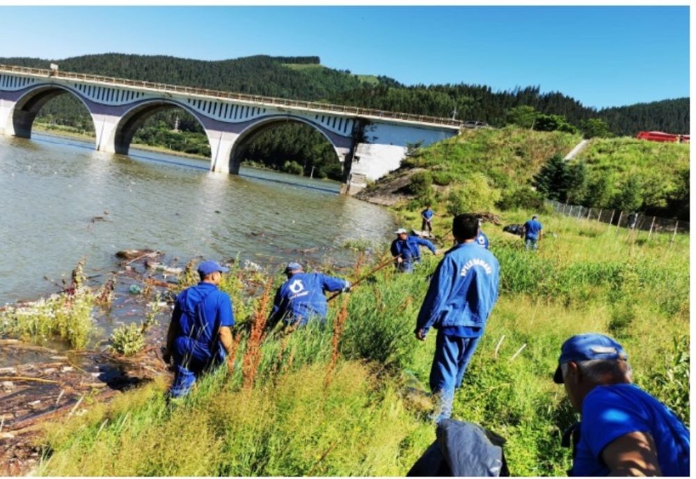 756 kg de deșeuri, strânse într-o singură zi de angajații SGA Neamț de pe malurile lacului Izvorul Muntelui