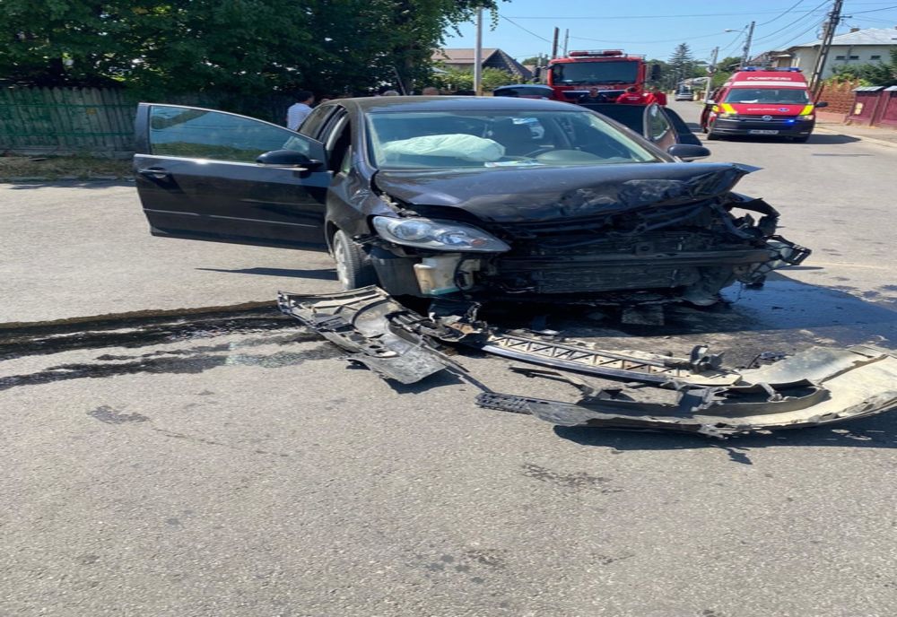 Zi plină de accidente rutiere în Neamț. O persoană a ajuns la spital în urma coliziunii dintre un autovehicul și un microbuz de transport local