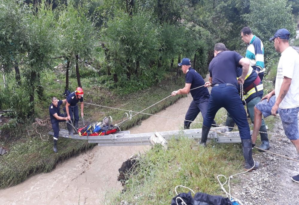 Neamț: Femeie de 89 de ani evacutată de pompieri după ce locuința i-a fost distrusă de copaci