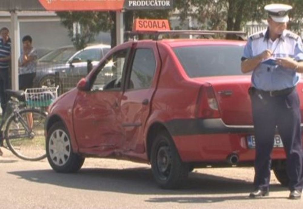 Accident în Piatra-Neamț: coliziune între o mașină-școală și un autocamion