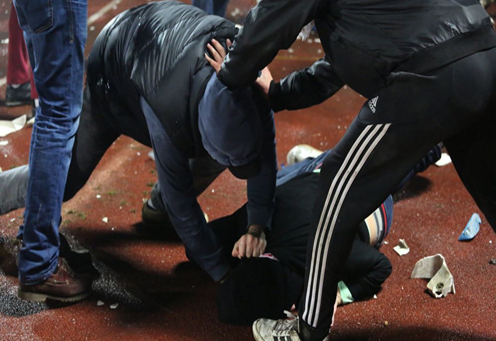 Cinci bătăuși, reținuți de polițiști