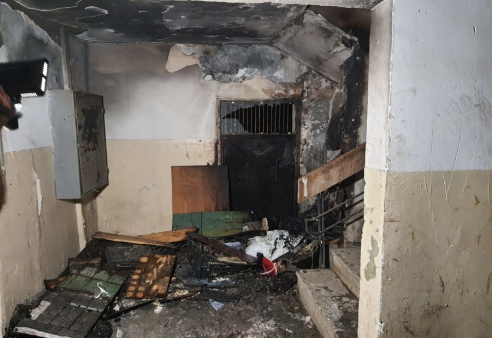 A dat foc la o cameră într-un bloc din Piatra-Neamț! Zeci de persoane, evacuate! (FOTO)